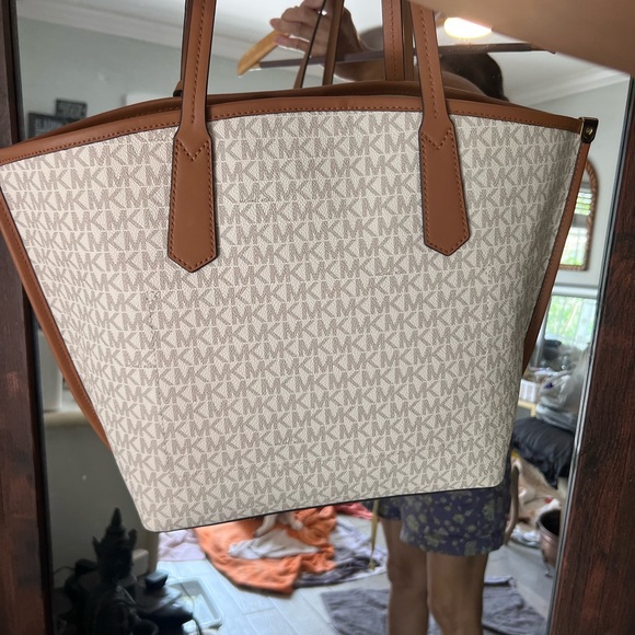 Michael Kors Cream LARGE  Jane Tote with Tan Leather Trim LIKE NEW! - Picture 2 of 12